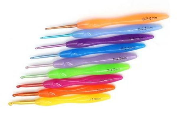 9-teiliges Häkelnadelset in Regenbogenfarben mit Kunststoffgriff